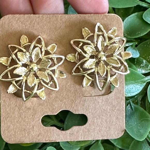 BOGO FREE VTG SARAH COV FLORAL EARRINGS CLIP ON - Picture 8 of 9